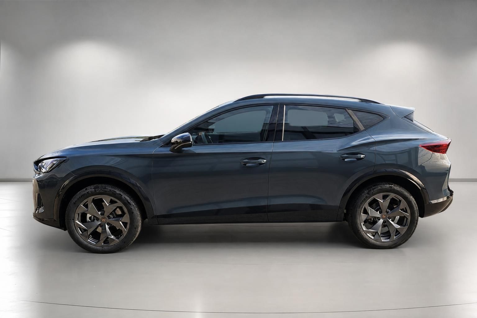 Cupra Formentor SUV in Grau, seitliche Studioansicht komplett