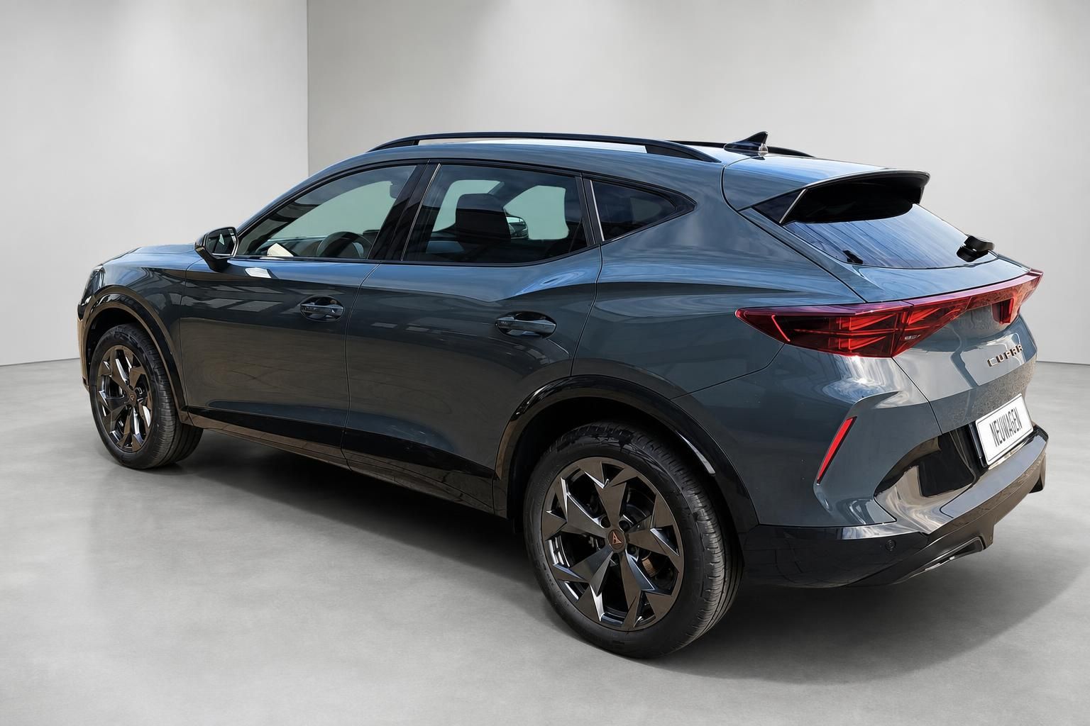 Cupra Formentor SUV in Grau, Heckansicht mit Diffusor und Alufelgen