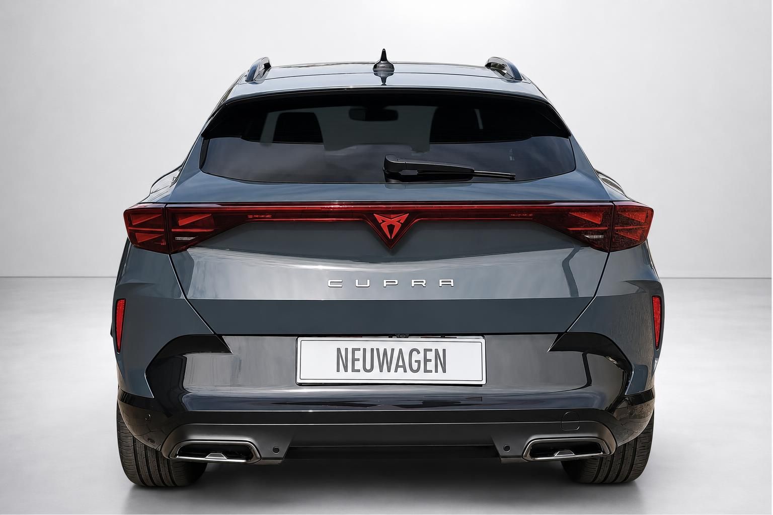 Cupra Formentor grau-blau, Heckansicht frontal im Studio