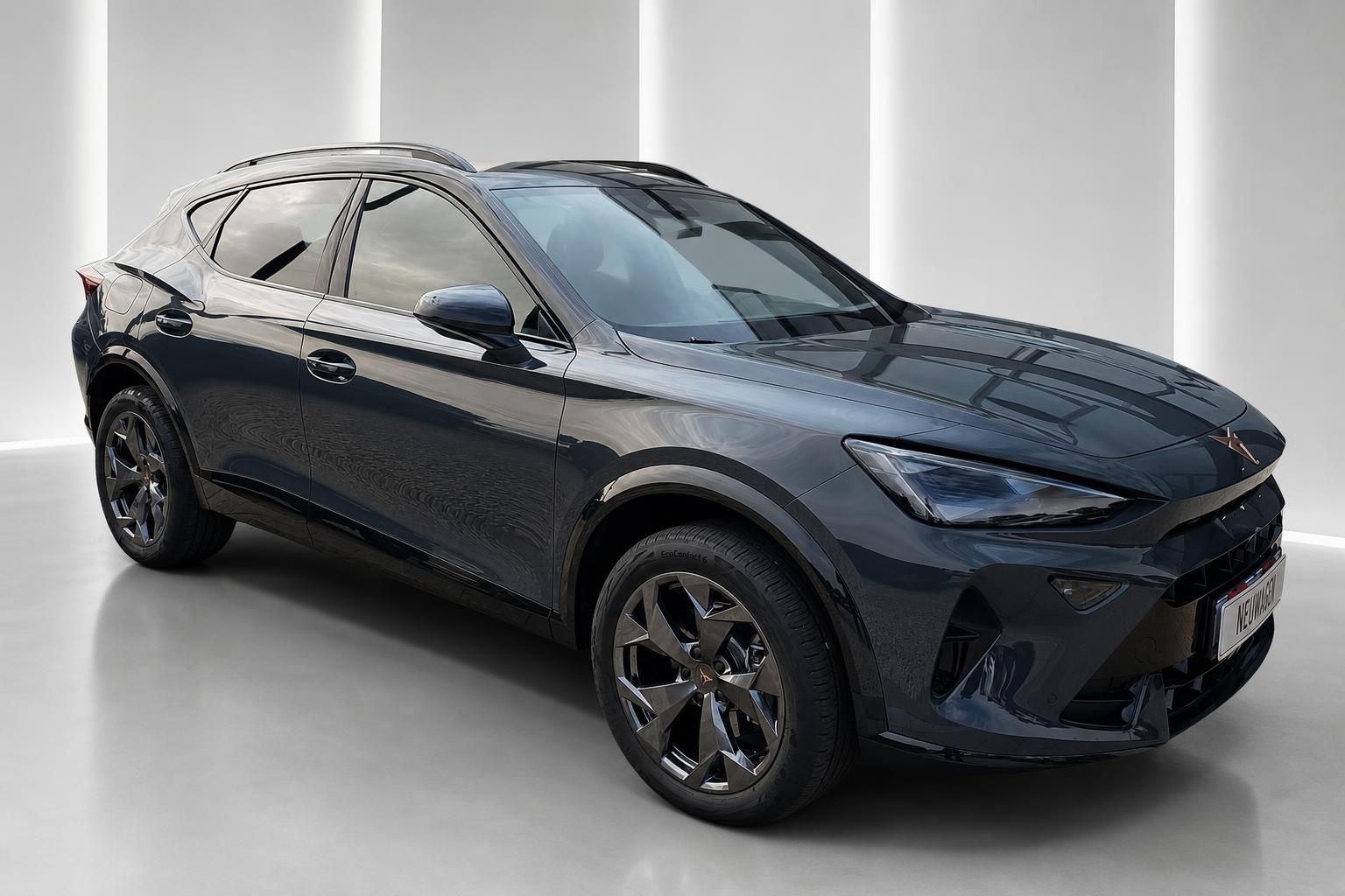 Cupra Formentor schwarz, Frontansicht schraeg im Showroom