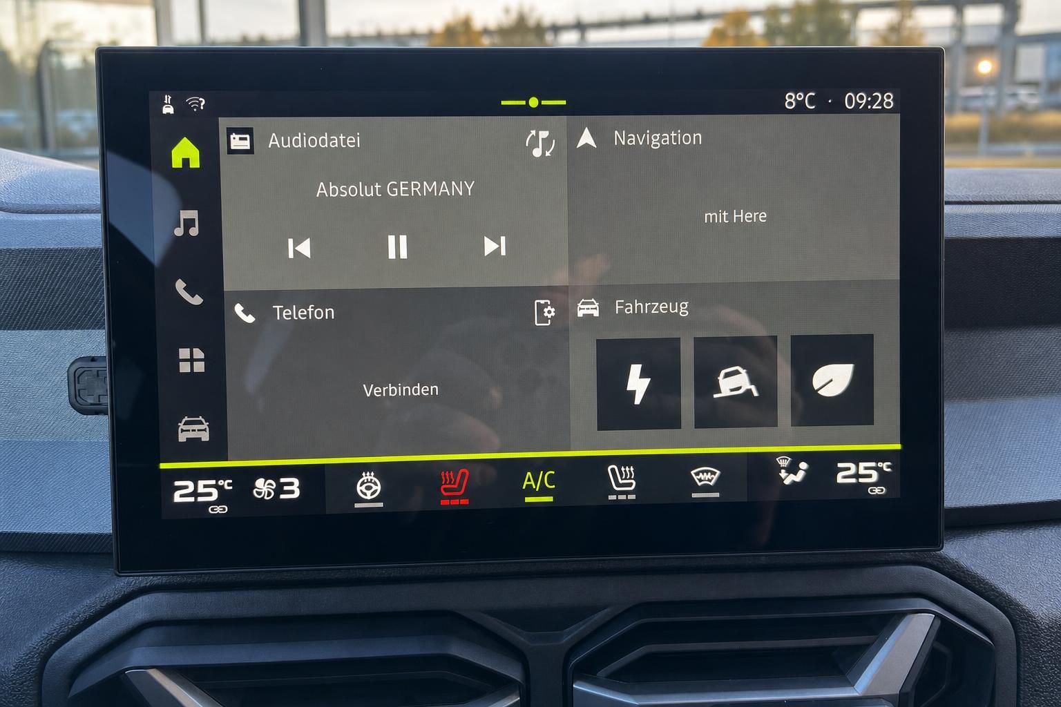 Fahrzeug Infotainment System Display mit Navigation und Klimaanlagen Bedienung
