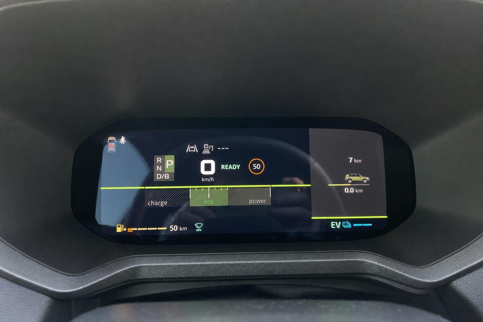 Digitales Kombiinstrument eines Elektrofahrzeugs mit Reichweitenanzeige und Fahrmodi