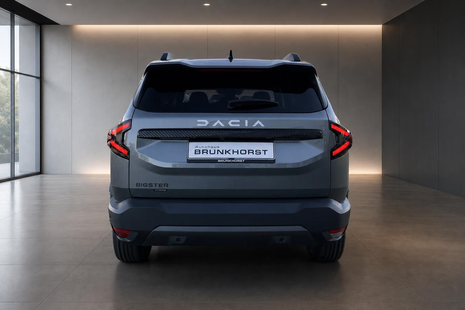 Dacia Bigster Heckansicht grau mit Rücklichtern im Autohaus