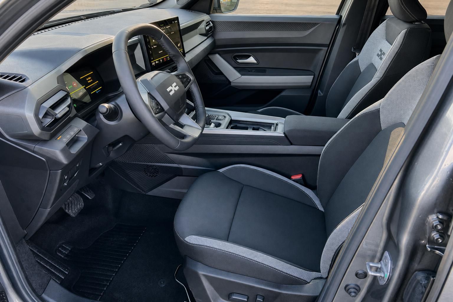 Dacia Fahrzeug Innenraum mit schwarzen Sitzen und modernem Cockpit