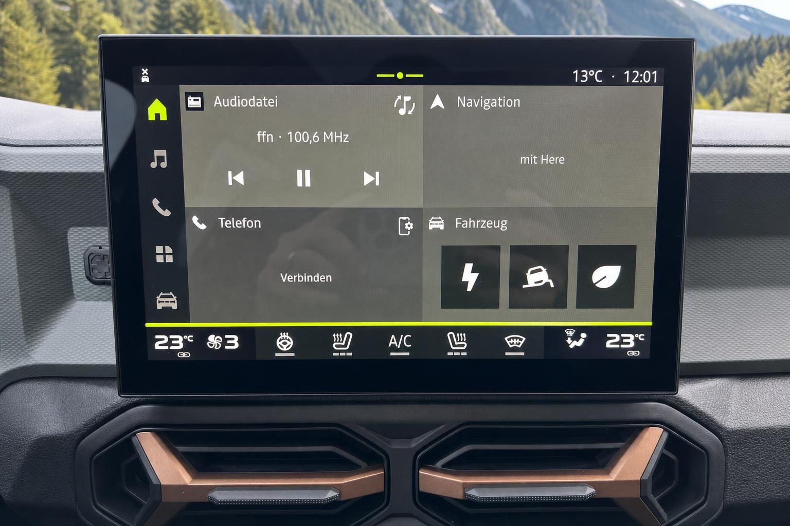 Fahrzeug-Infotainment-Display mit Navigation und Klimasteuerung