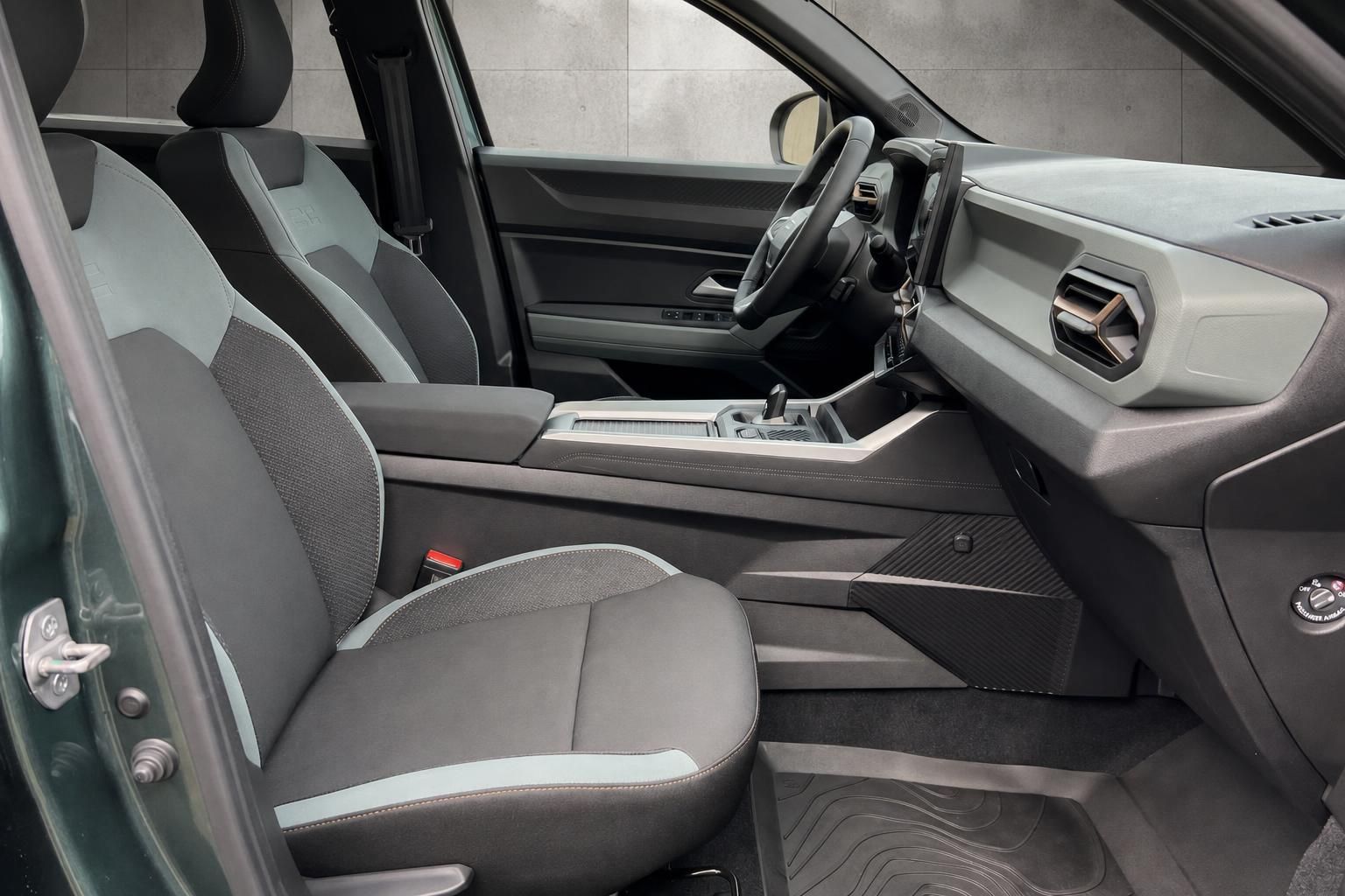 Dacia Bigster Cockpit mit Lenkrad, Sitzbezügen und Mittelkonsole - Innenraumansicht
