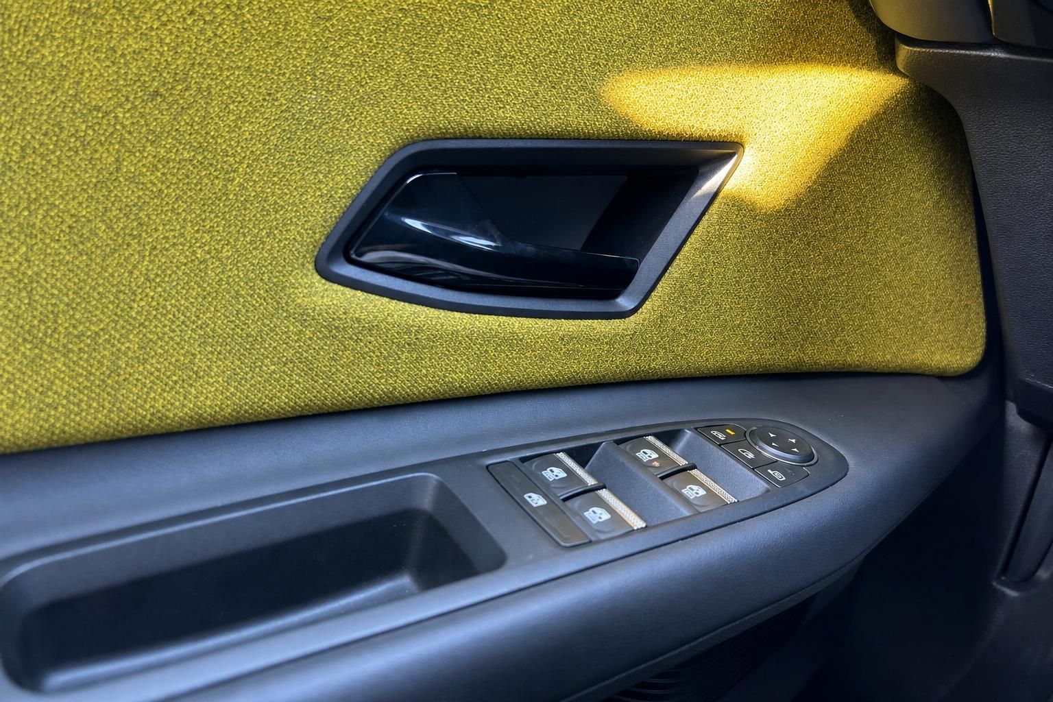 Türinnenverkleidung mit Fensterheber-Bedienelementen im Renault 5