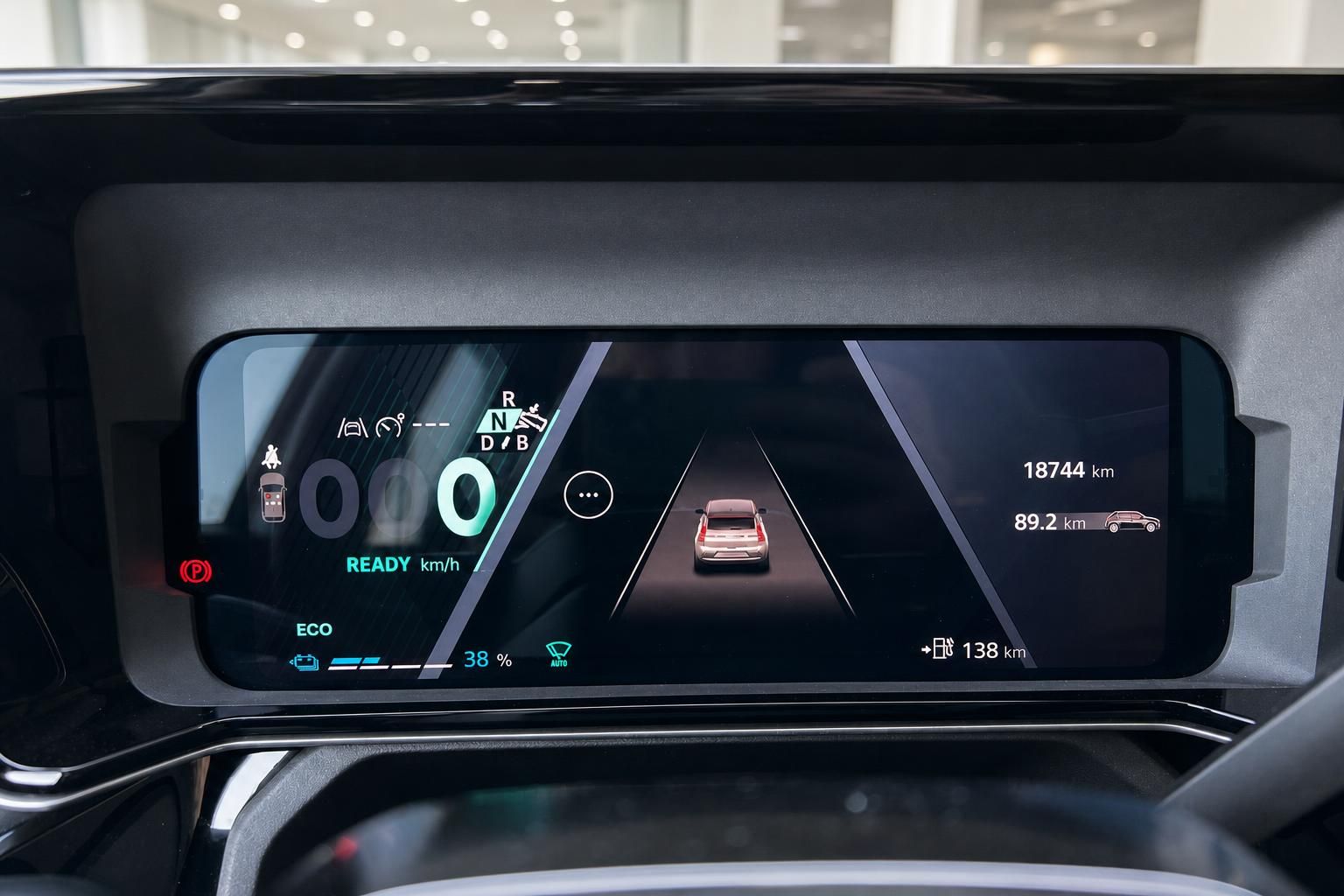 Digitales Kombiinstrument mit Fahrassistenz-Anzeige im Fahrzeug