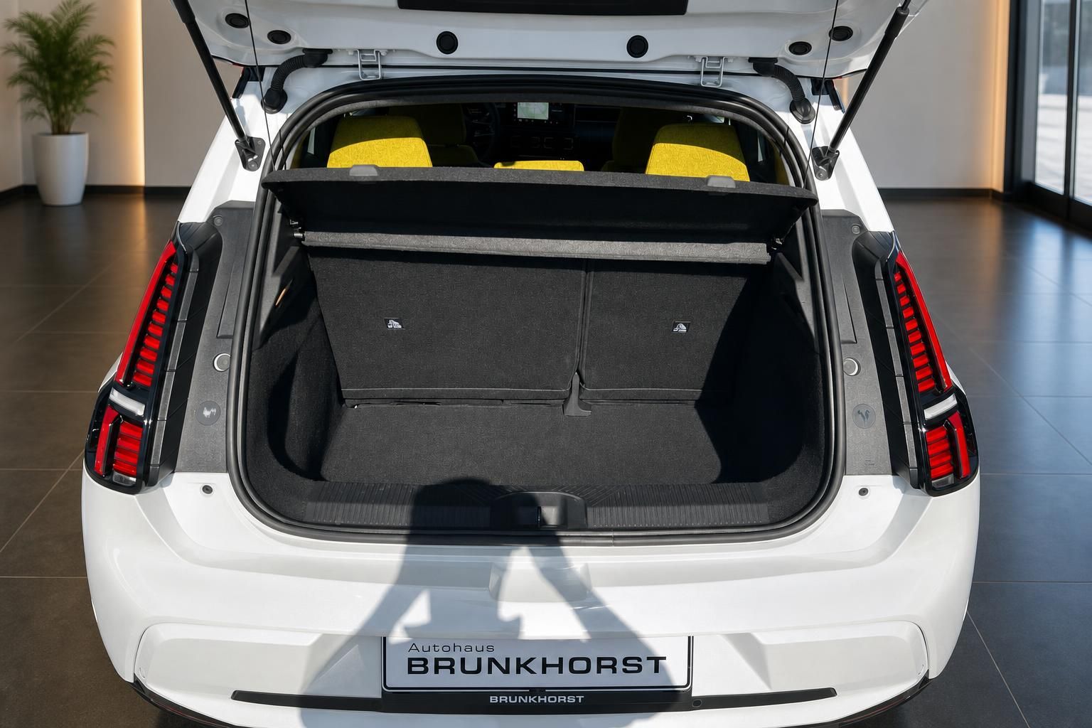 Fiat 500 Kombi Kofferraum mit umgeklappten Sitzen, Ansicht von hinten