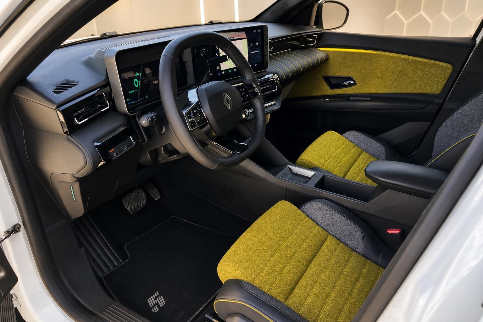 Renault 5 Innenausstattung mit gelben Sitzen und digitalem Cockpit