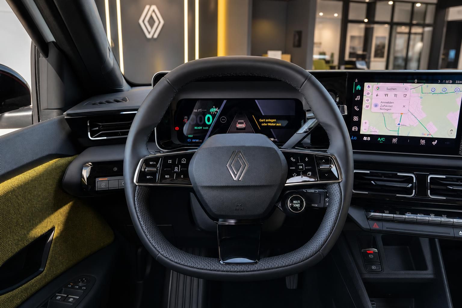 Lenkrad und Digitalcockpit im Renault 5 mit Navigationsanzeige