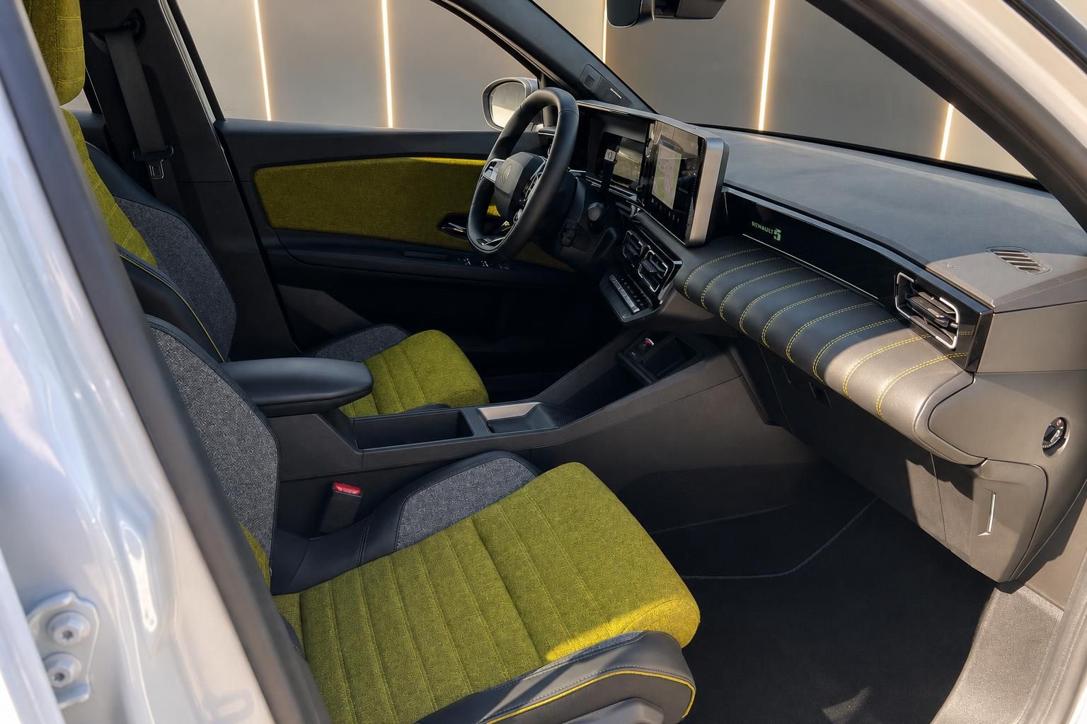 Cockpit und Vordersitze im Renault 5 mit gruener Polsterung