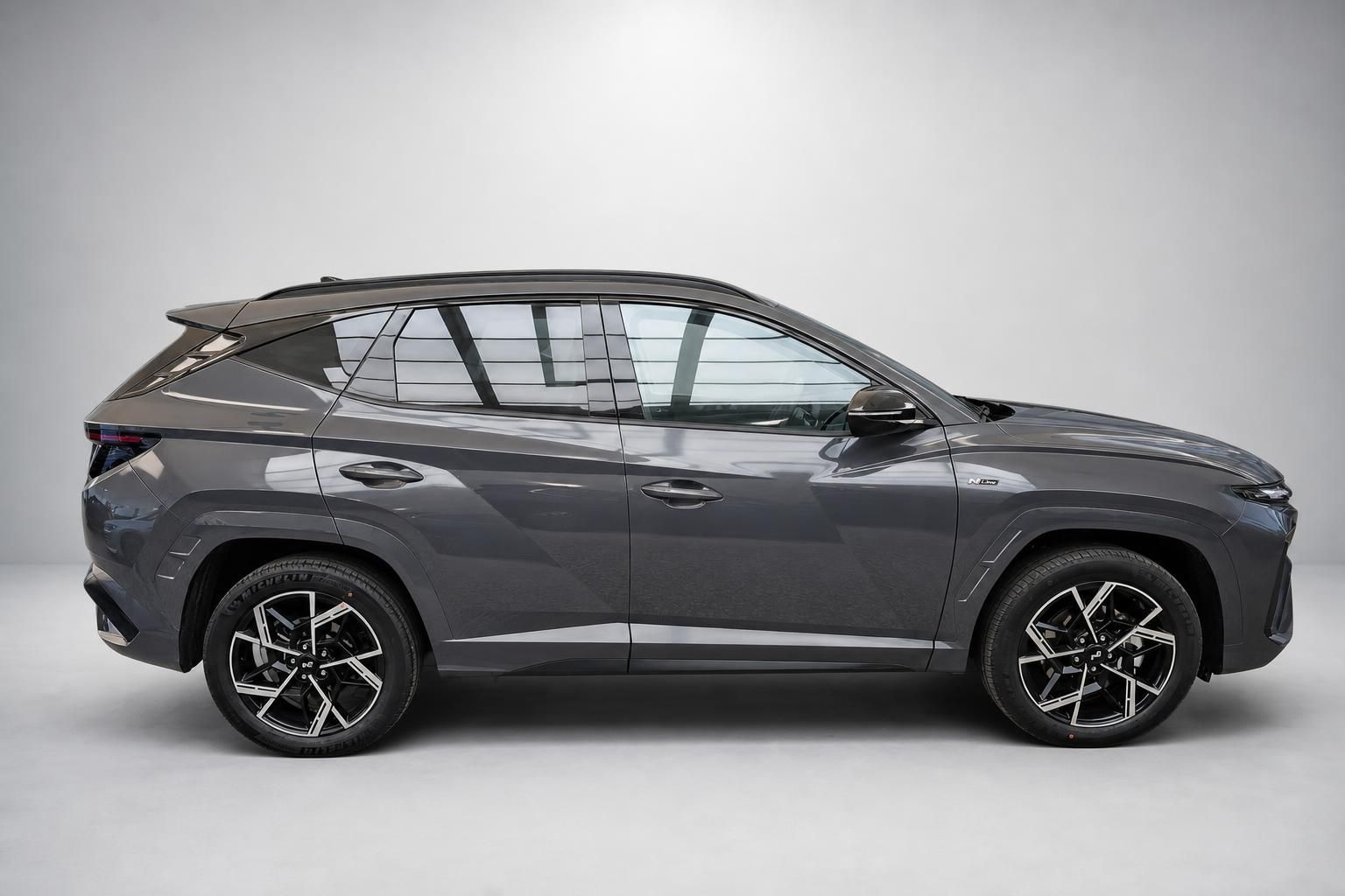 Hyundai Tucson N Line grau, Seitenansicht im Fotostudio