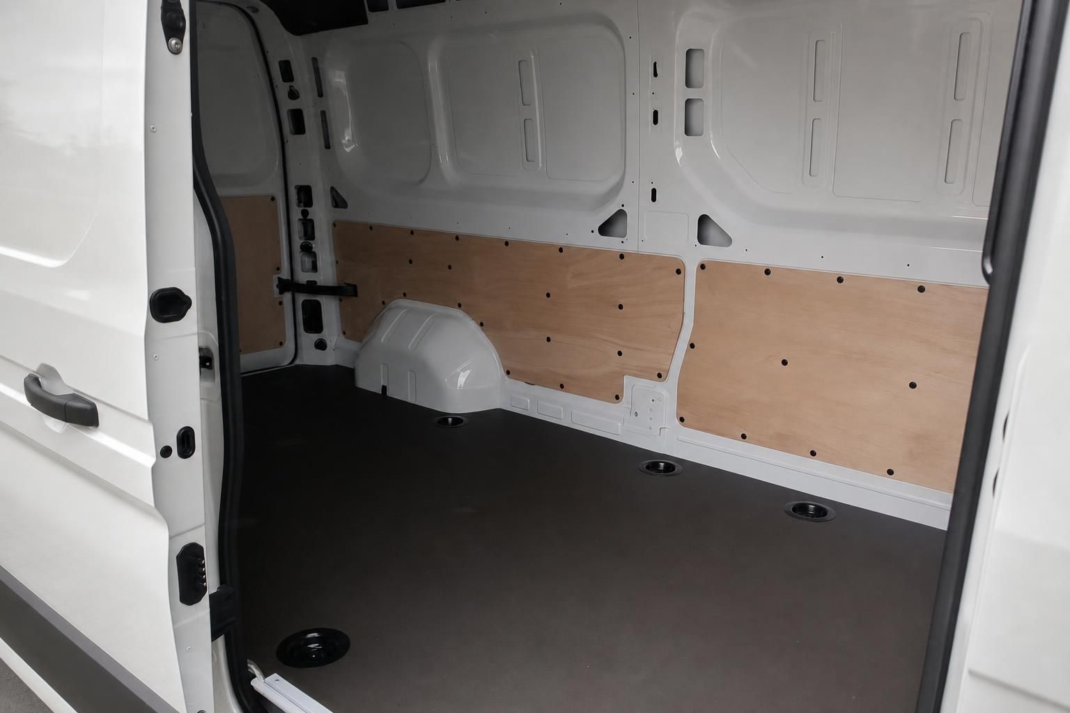 Renault Master Laderaum mit Holzverkleidung und geöffneter Schiebetür