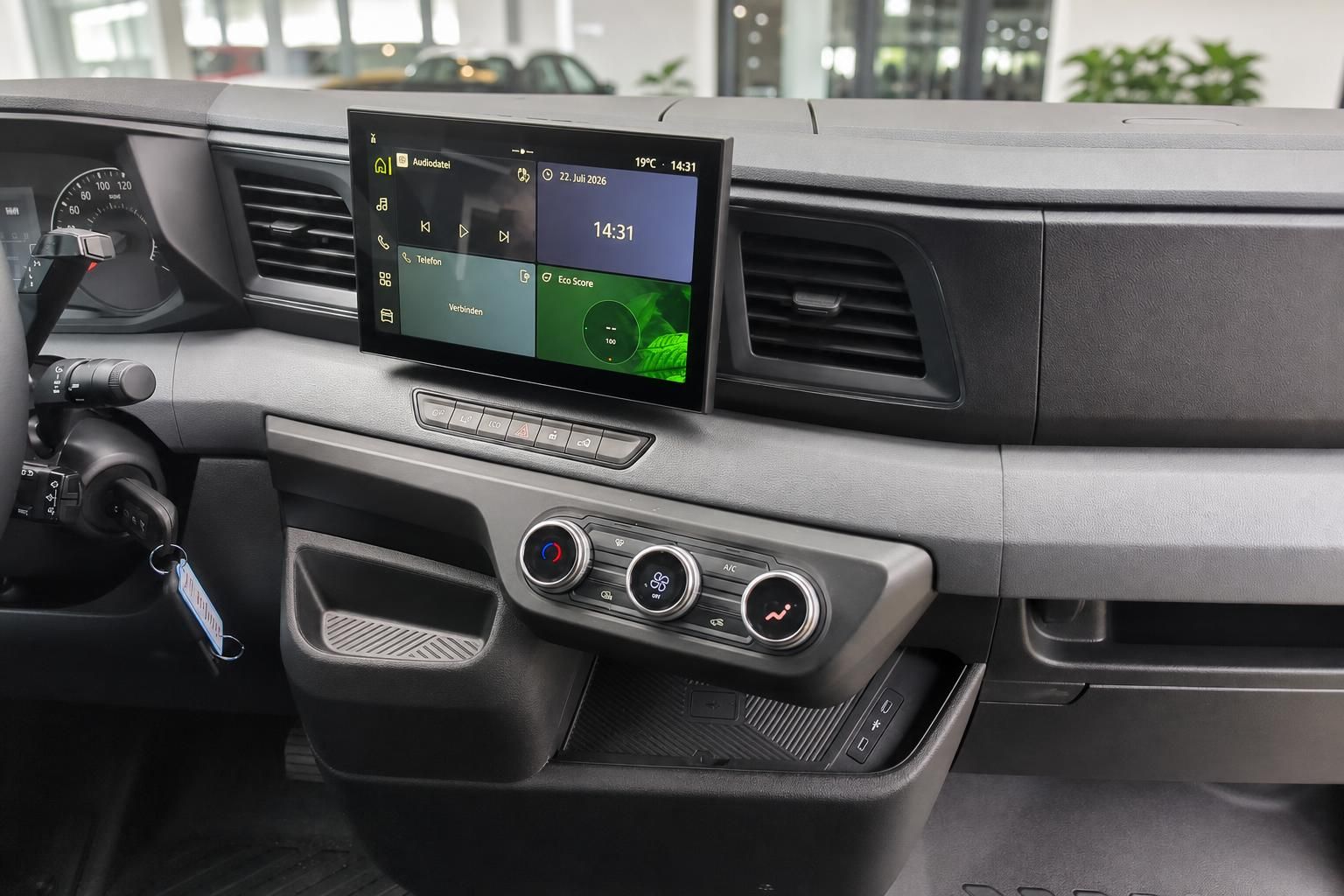 Cockpit Transporter mit Touchscreen-Infotainment und Klimabedienung im Detail