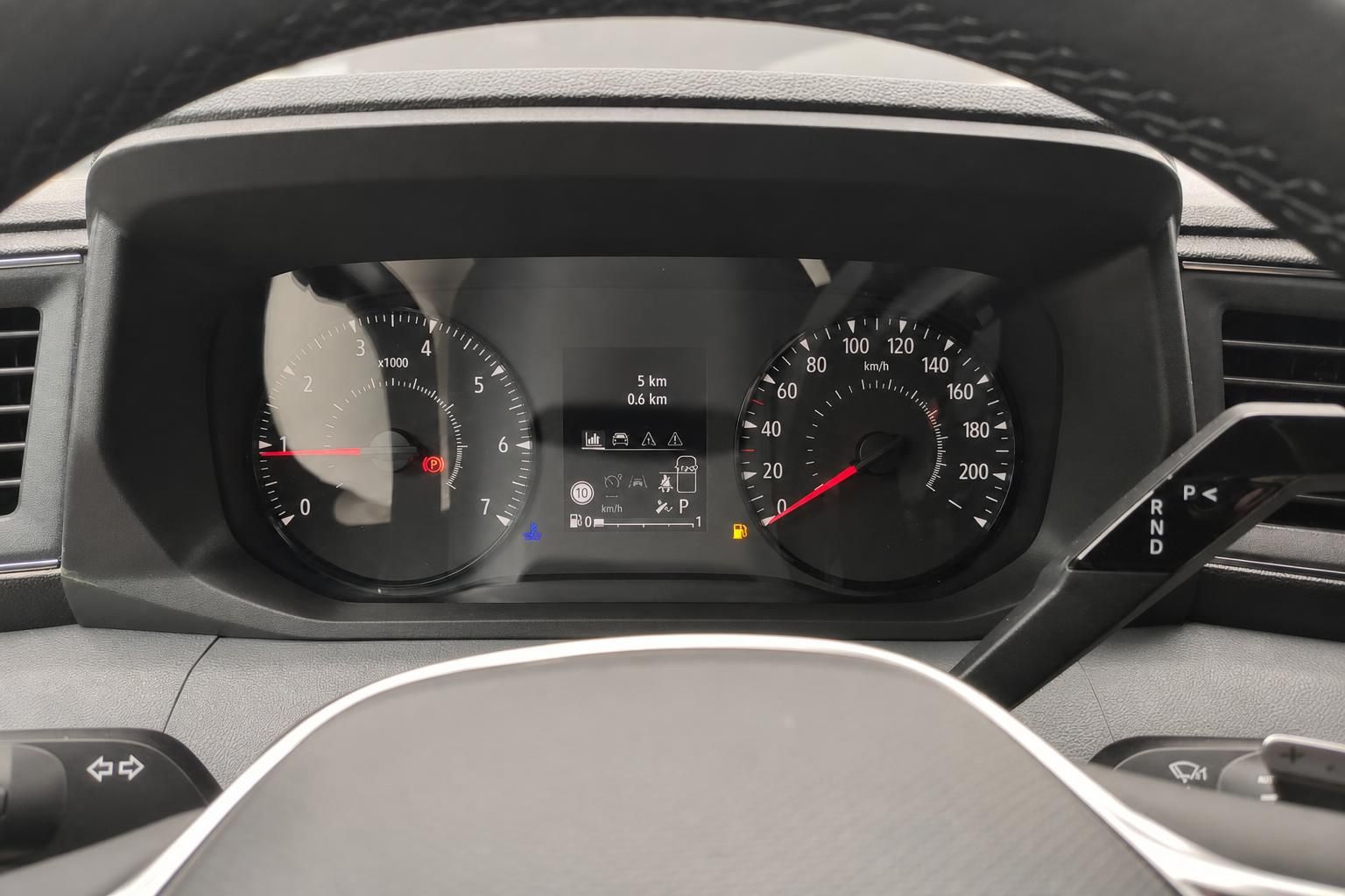 Digitales Kombiinstrument mit Tacho und Drehzahlmesser im Fahrzeug