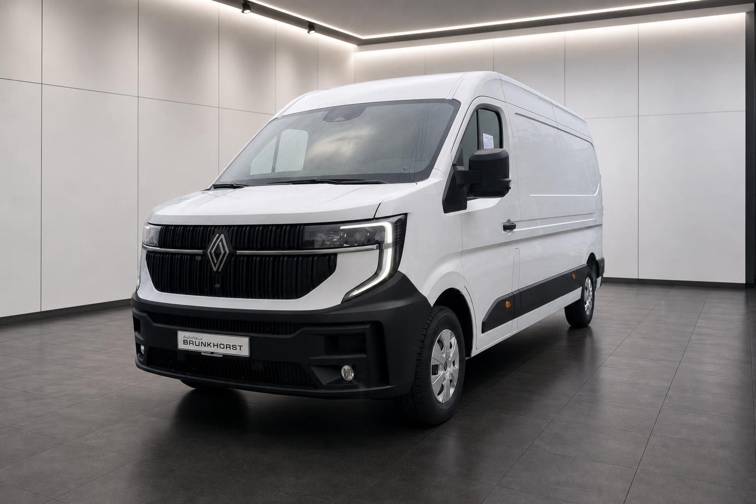 Renault Master Kastenwagen weiß, Frontansicht schräg im Autohaus