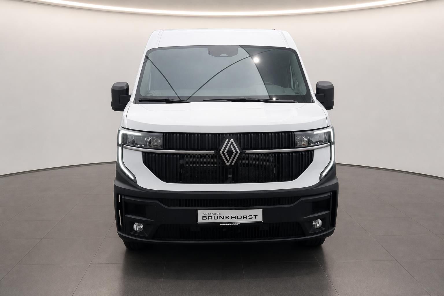 Renault Master Transporter weiß, Frontalansicht im Showroom