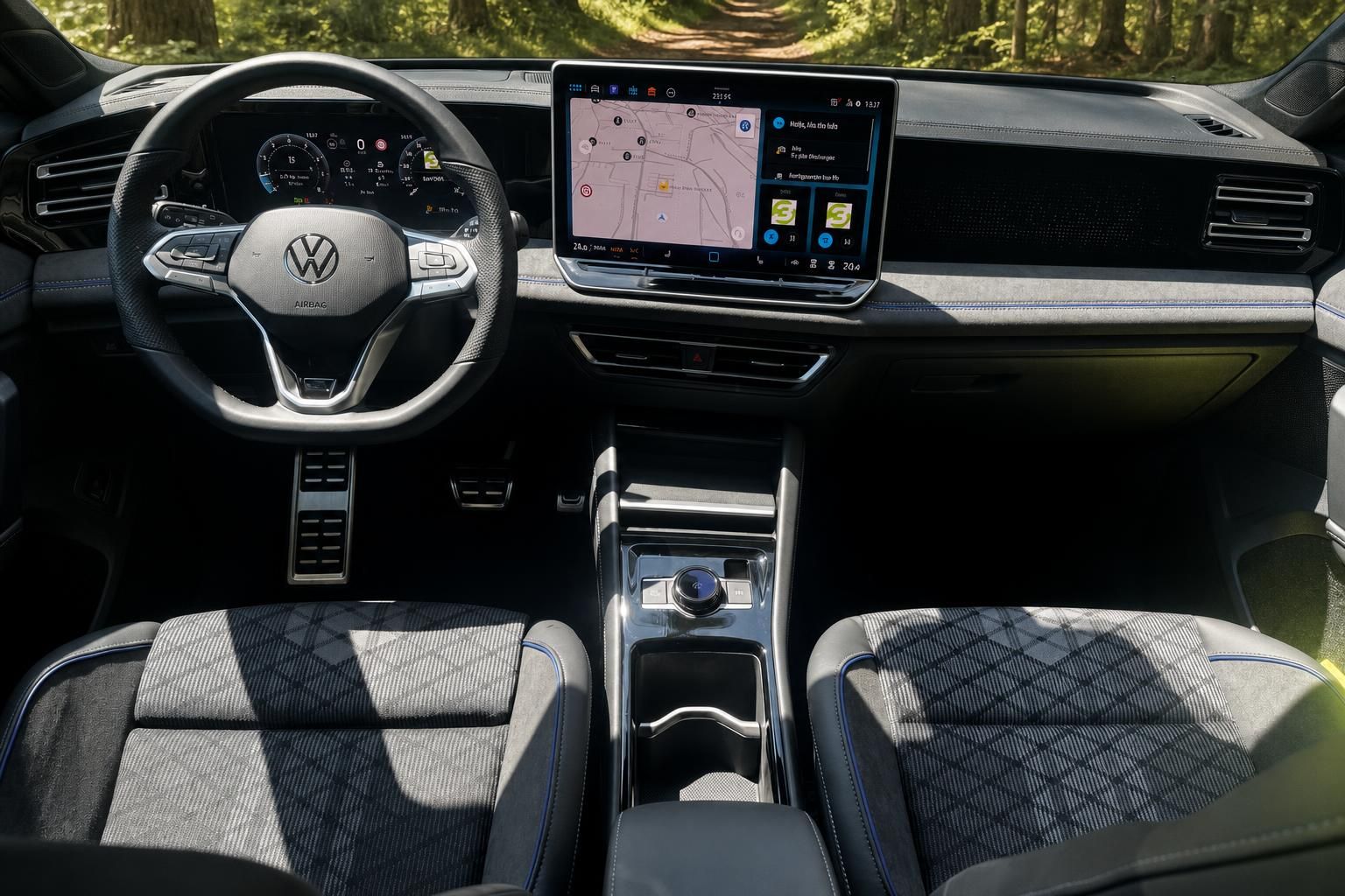 Volkswagen Innenraum mit modernem Cockpit, Touchscreen und Stoffsitzen im Karo-Design