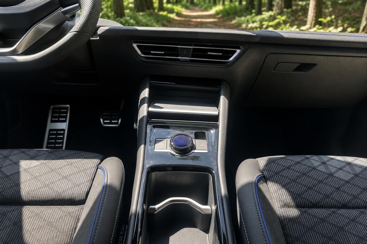Volkswagen Mittelkonsole mit Schaltknauf und Becherhalter im Detail
