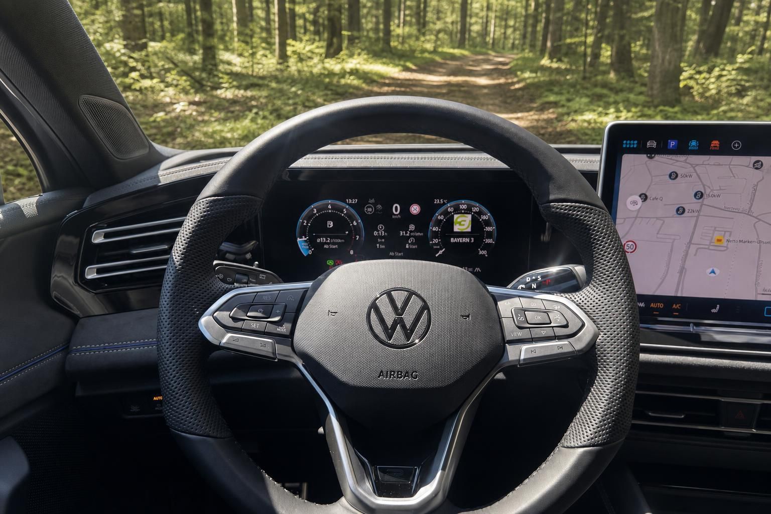 VW Lenkrad mit Multifunktionstasten und digitalem Cockpit dahinter