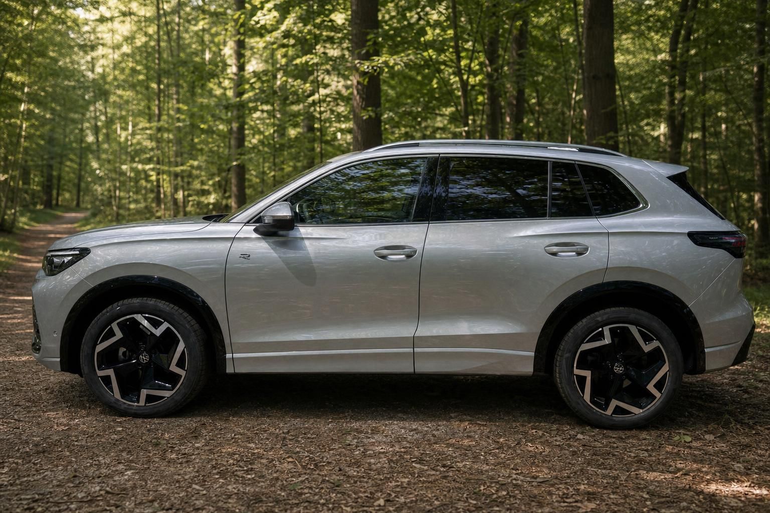 Volkswagen Tiguan eTSI Seitenansicht links, silberne Lackierung mit schwarzen Sportfelgen