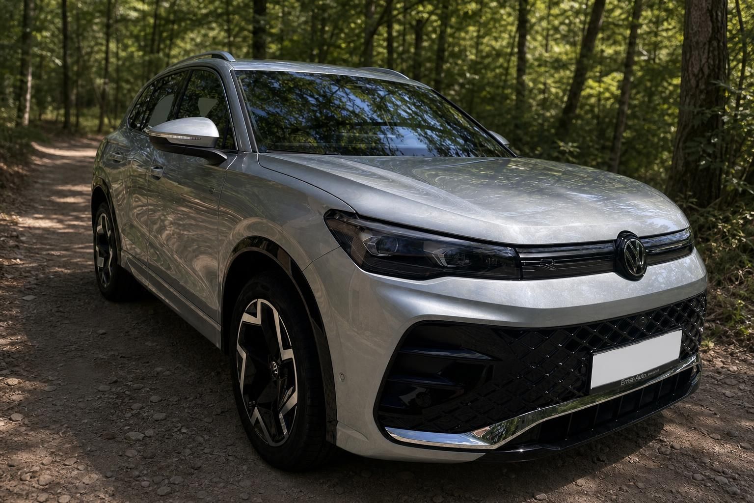 Volkswagen Tiguan eTSI Frontansicht schräg, silberner SUV mit VW-Logo und LED-Scheinwerfern