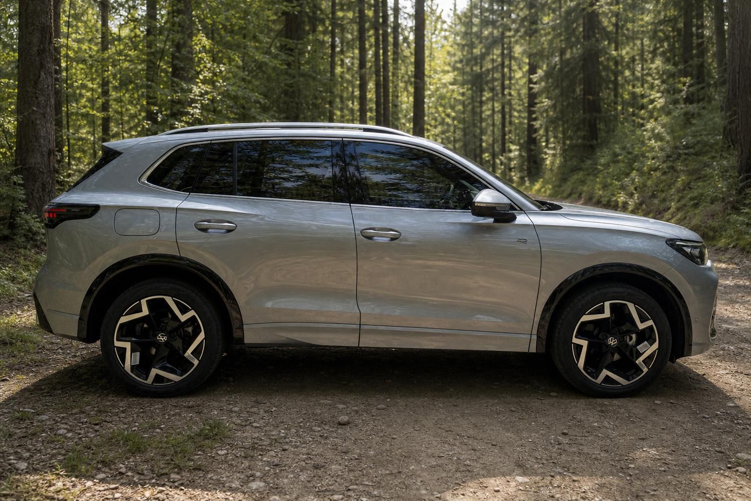 Volkswagen Tiguan eTSI Seitenansicht rechts, silber metallic mit schwarzen Leichtmetallrädern