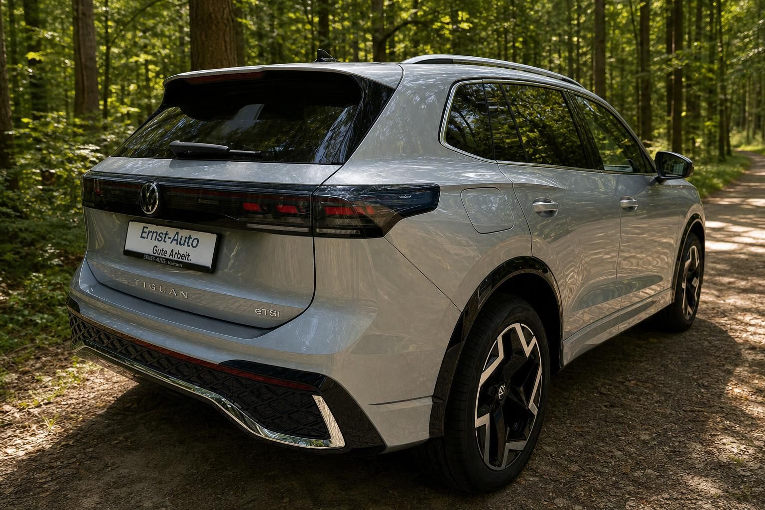 Volkswagen Tiguan eTSI Heckansicht schräg, silber mit Ernst-Auto Kennzeichenhalter und LED-Rücklichtern