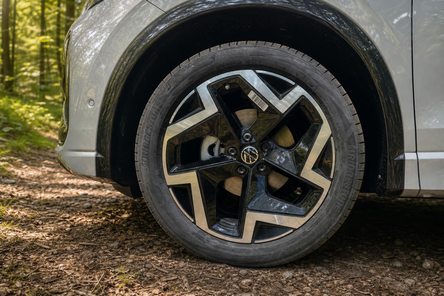 Volkswagen Tiguan Alufelge und Reifen Detailaufnahme - modernes Design mit VW Logo