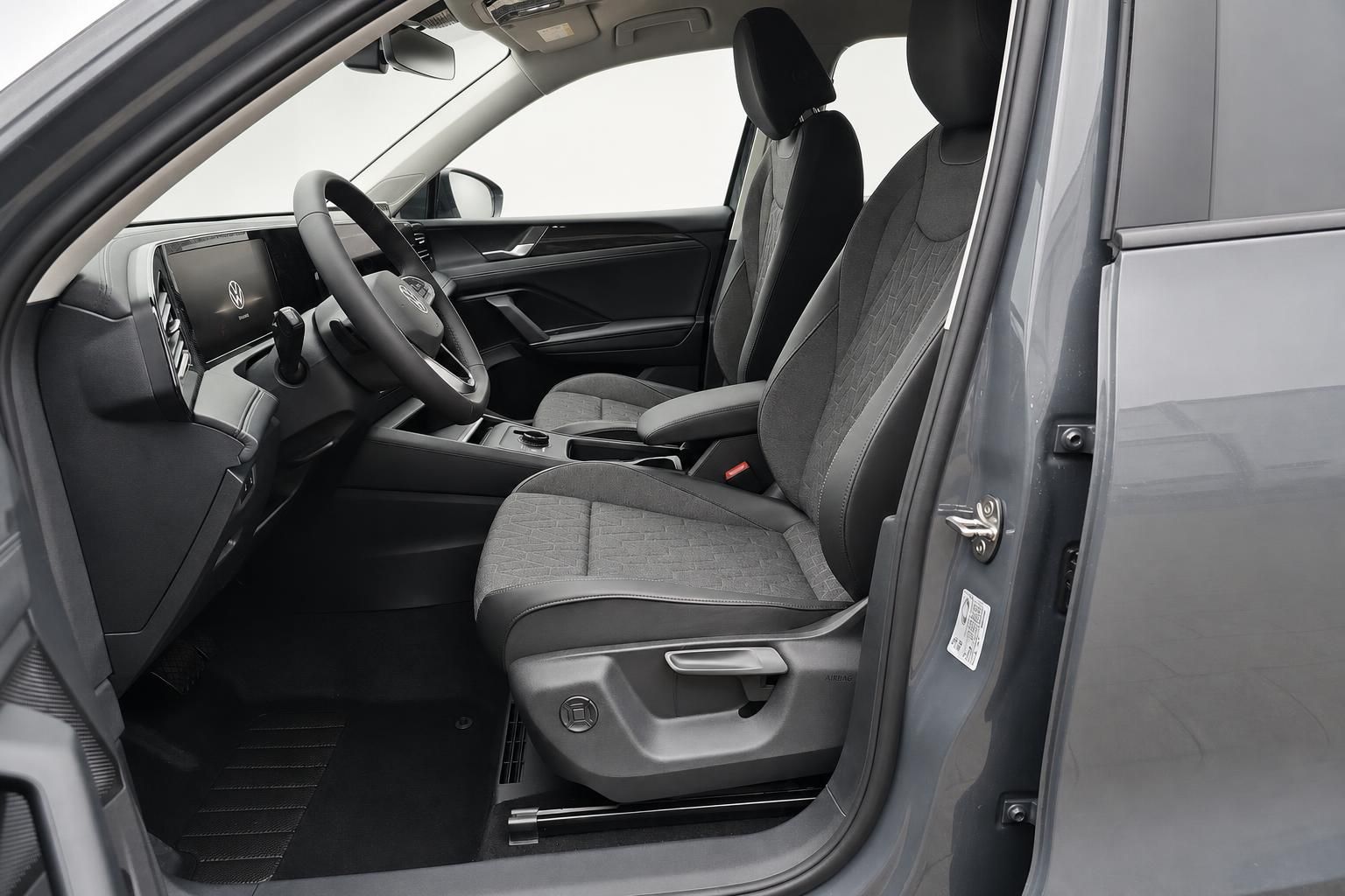 VW Tiguan Innenraum Vordersitze und Cockpit Ansicht durch Tuer
