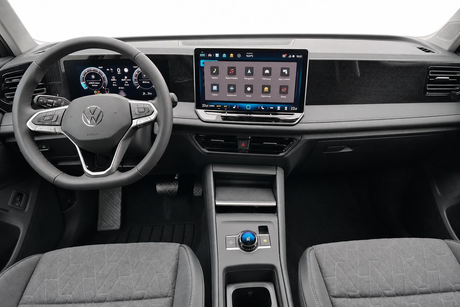 VW Cockpit mit digitalem Tacho und Infotainment-Touchscreen