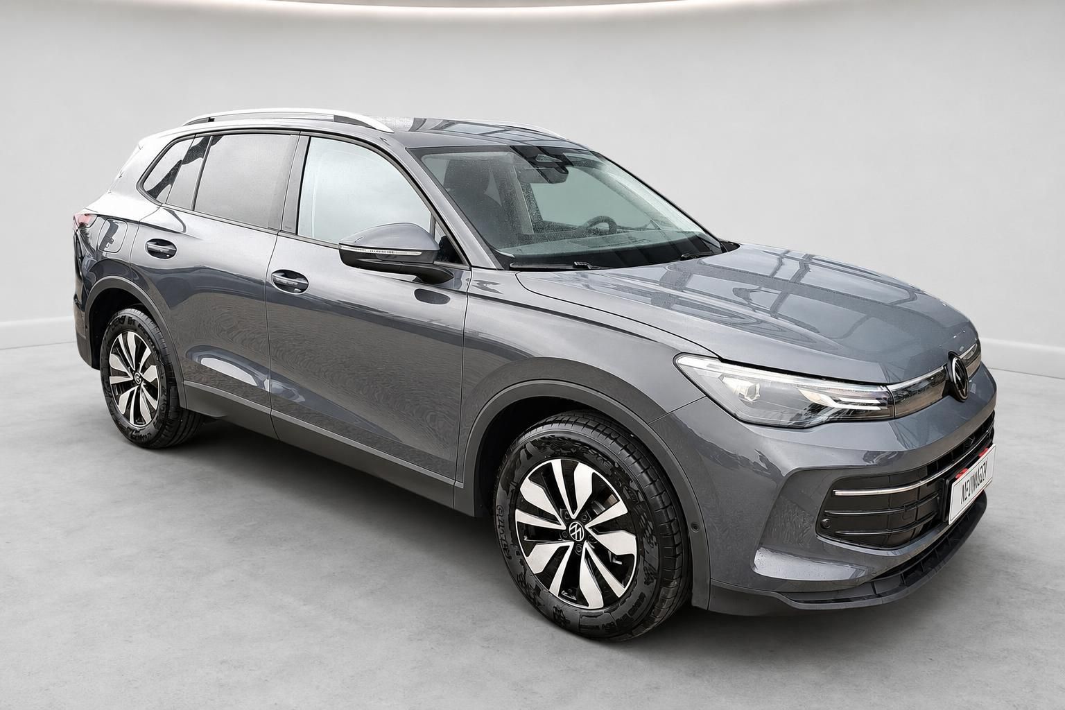 VW SUV in Grau, Frontansicht schräg, Studioaufnahme