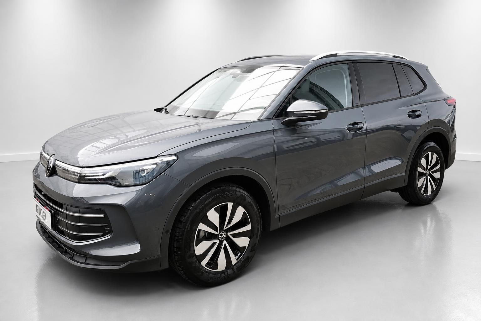 VW SUV grau, Frontansicht schräg im Showroom