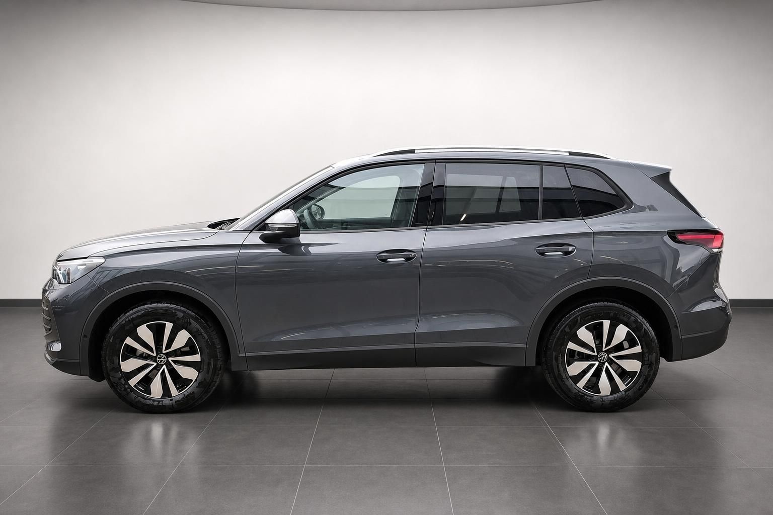 VW SUV in Grau, Seitenansicht im Autohaus