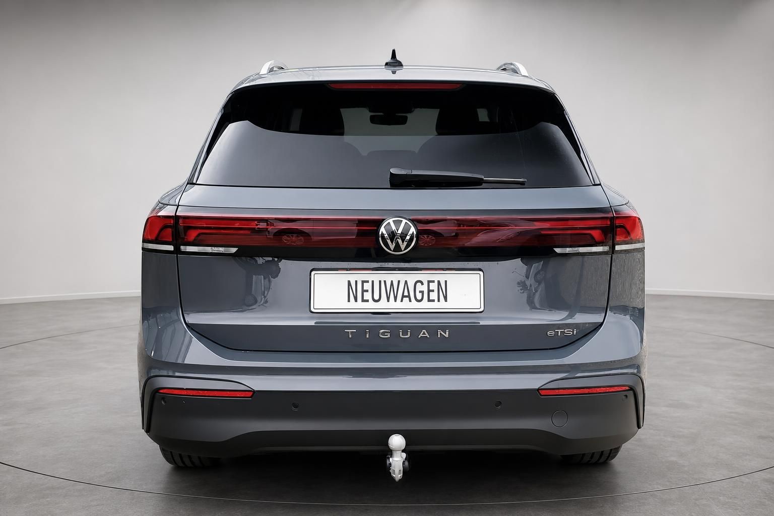 VW Tiguan eTSI grau Heckansicht mit Anhaengerkupplung im Studio