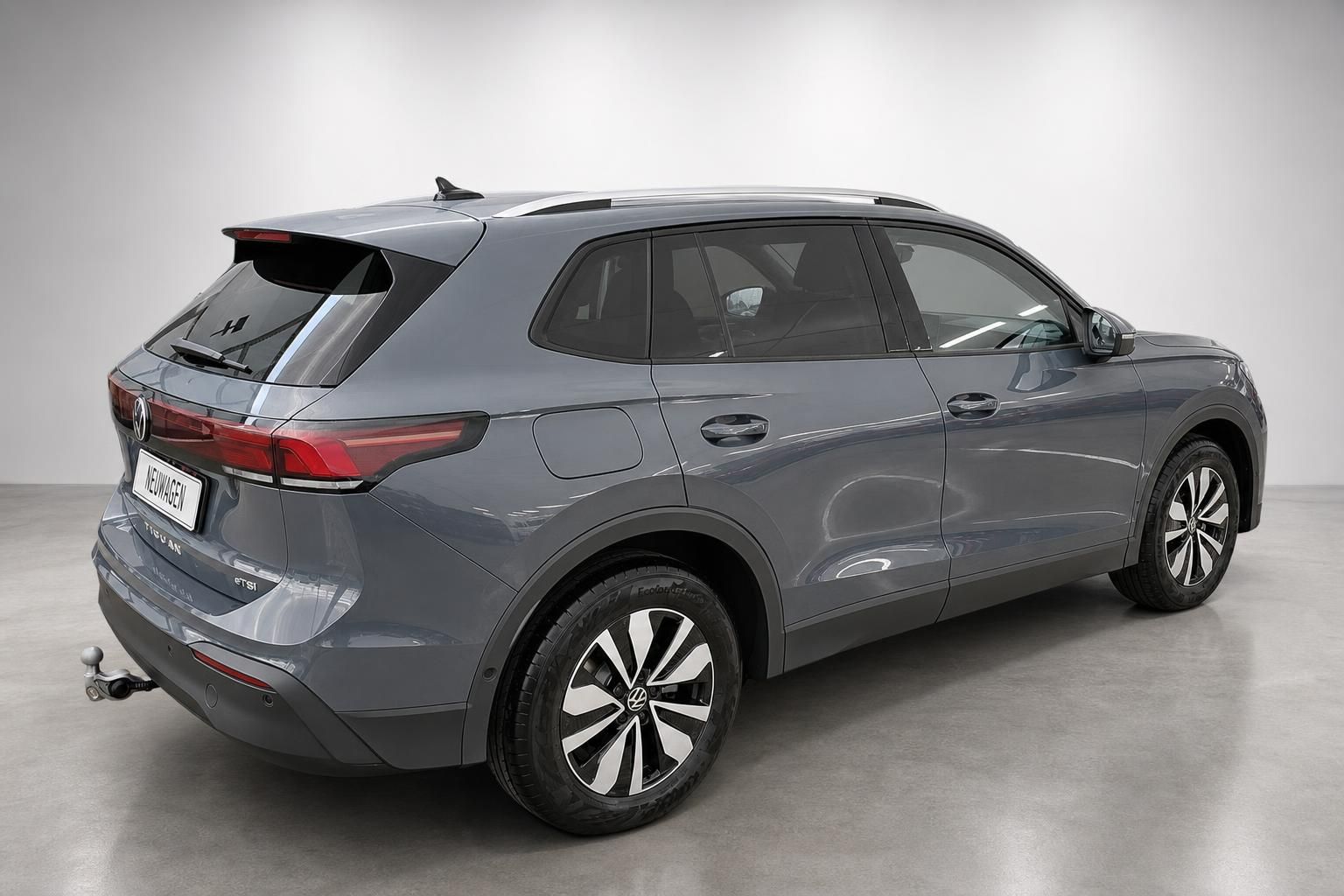VW Tiguan eTSI grau Heck-Seitenansicht mit Alufelgen im Studio