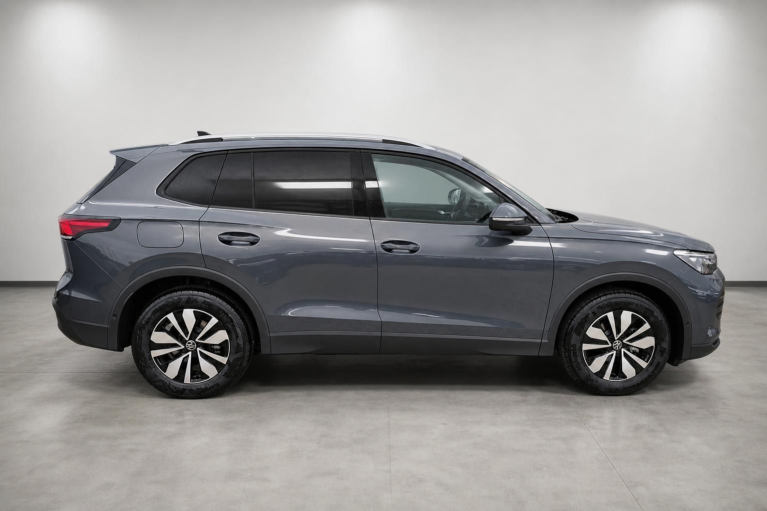 VW Tiguan eTSI grau Seitenansicht Profil im Fotostudio