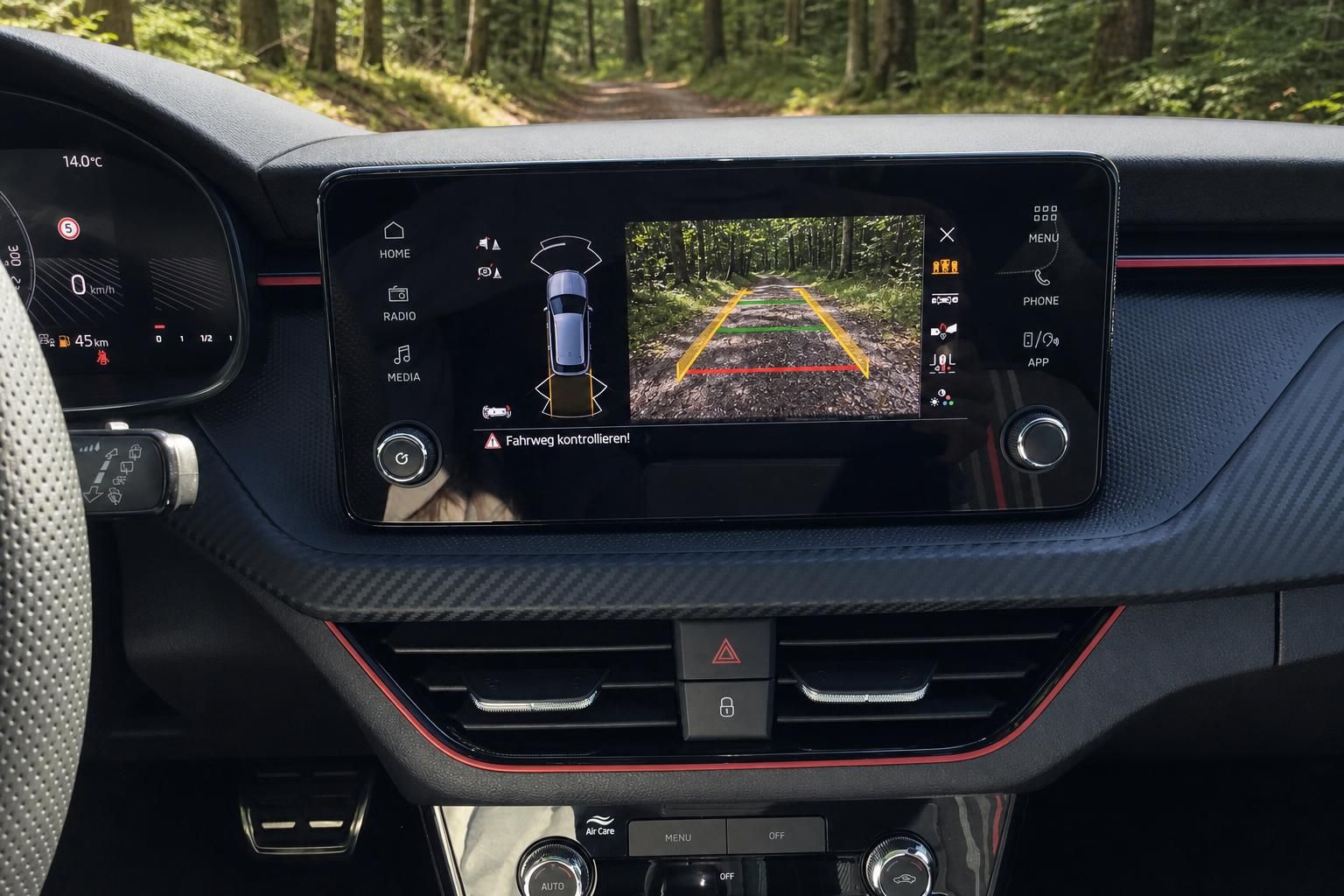 Auto Infotainment-Display mit Rueckfahrkamera und Navigationssystem im Cockpit