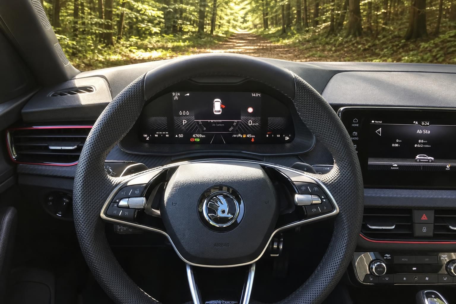 Skoda Fahrzeug Innenraum Cockpit mit digitalem Tacho und Infotainment-System im Wald
