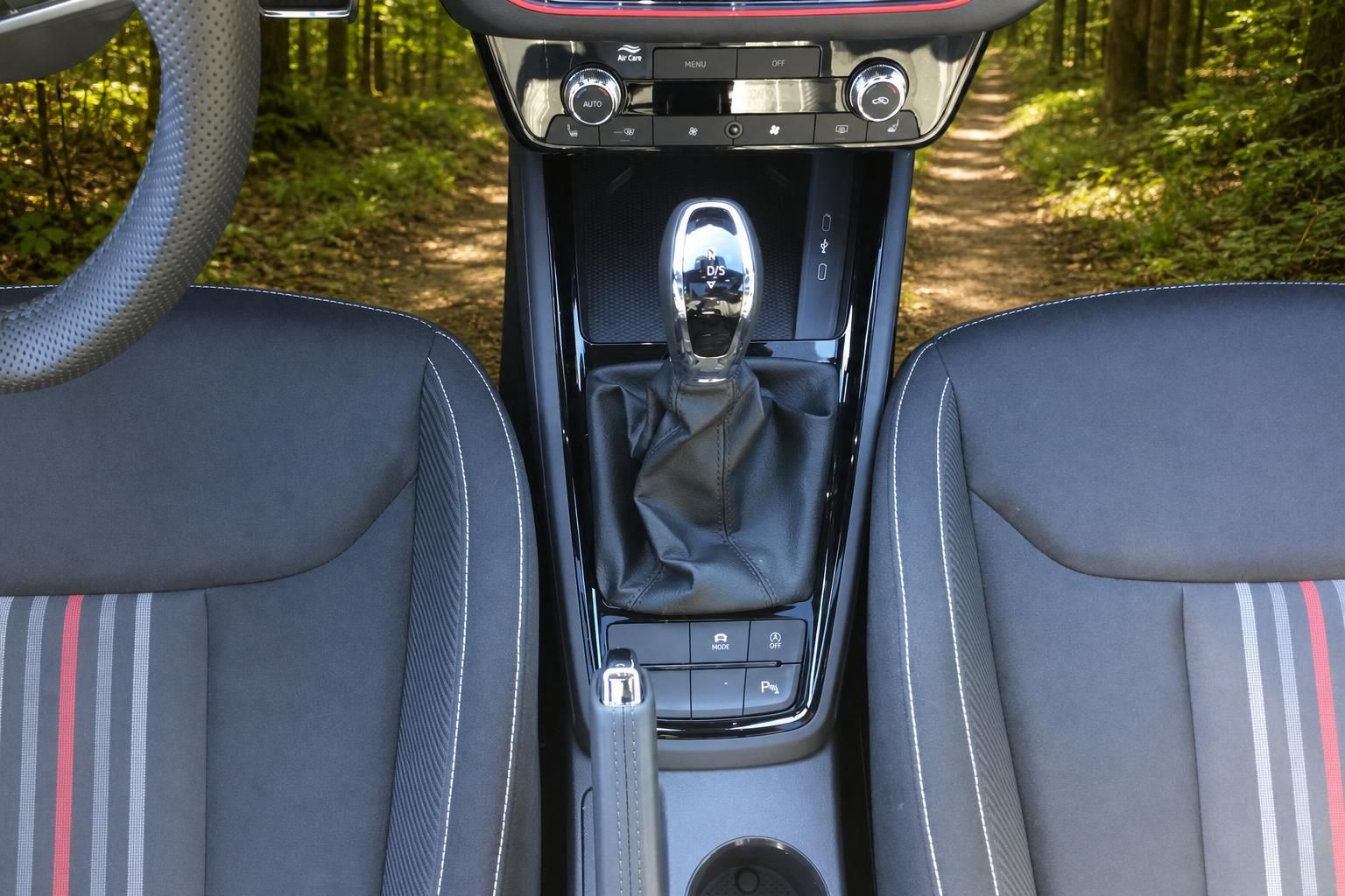 Skoda Innenraum Mittelkonsole mit Automatikgetriebe und schwarzer Lederausstattung