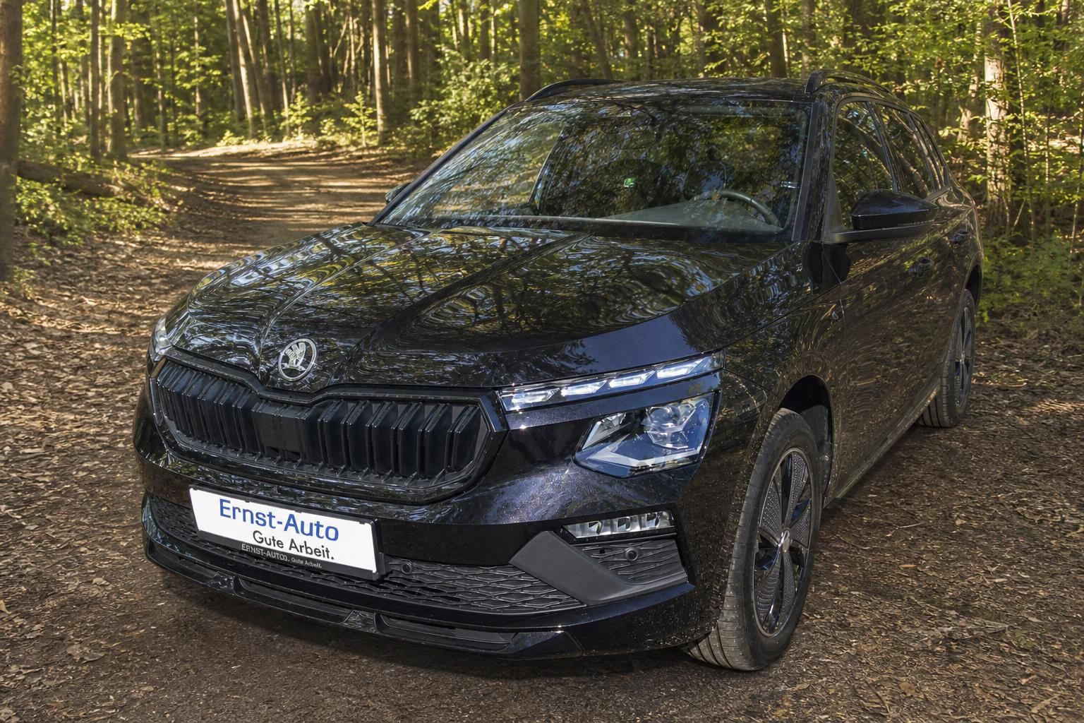 Skoda Kamiq Frontansicht schwarz mit LED-Scheinwerfern und Ernst-Auto Kennzeichen