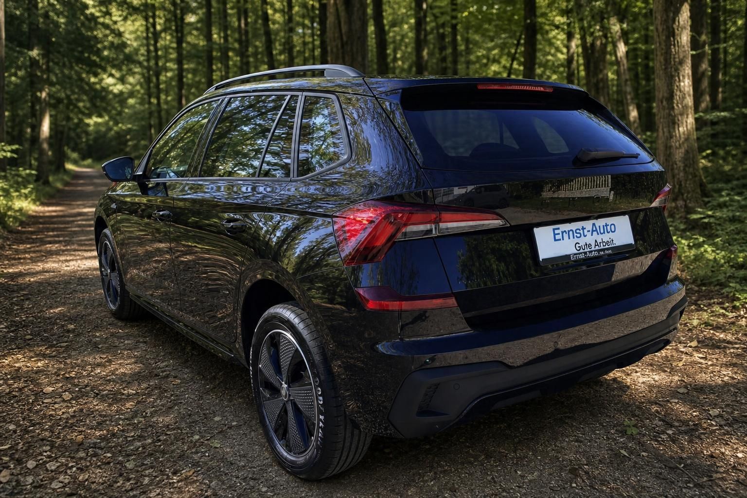 Schwarzer Skoda SUV Heckansicht im Wald - Gebrauchtwagen bei Ernst-Auto