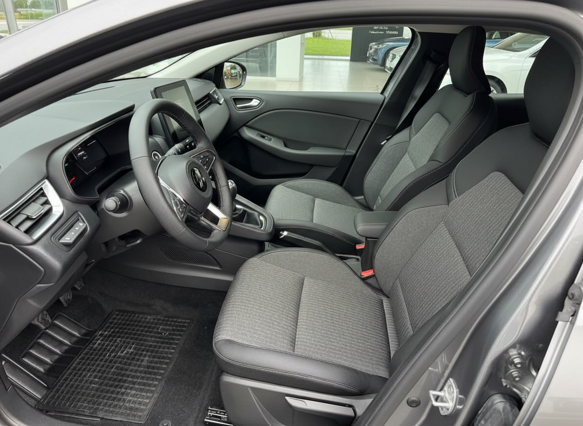 Renault Clio Innenraum mit schwarzen Stoffsitzen, digitalem Cockpit und Touchscreen-Infotainment