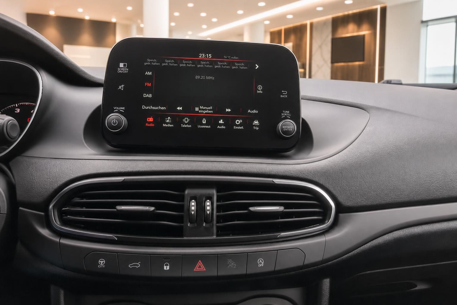 Fiat Touchscreen Infotainmentsystem mit Radio und Klimabedienung