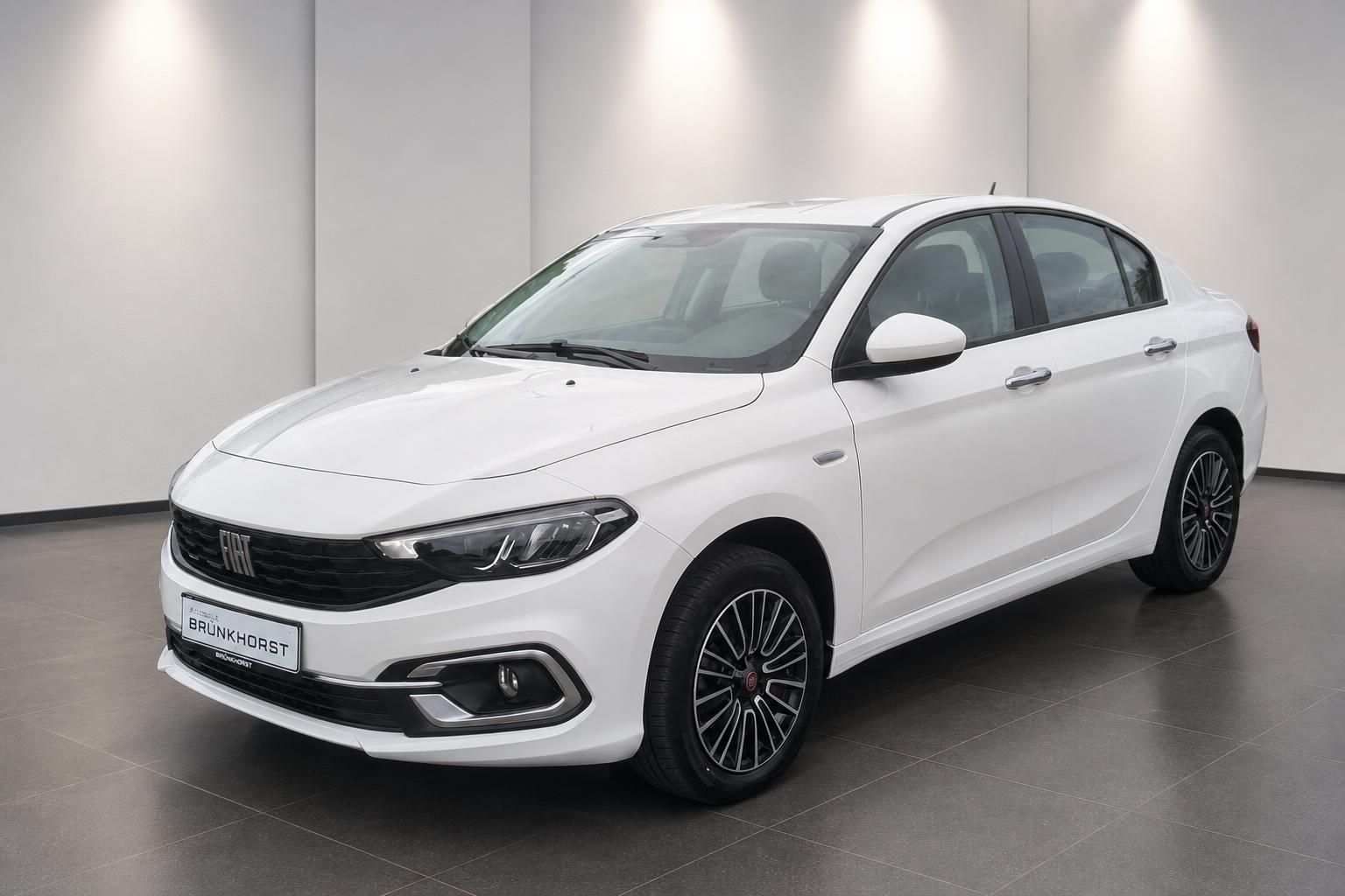 Fiat Tipo weiß, Seitenansicht schräg von vorne im Showroom