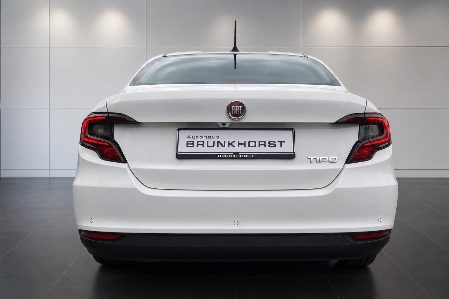 Fiat Tipo weiß, Heckansicht mit Rückleuchten im Autohaus Brunkhorst