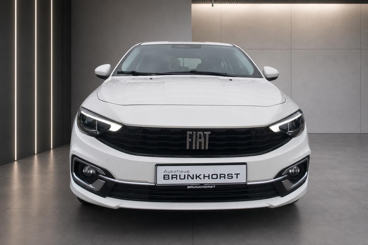 Fiat Tipo weiß, Frontansicht mit LED-Scheinwerfern im Detail