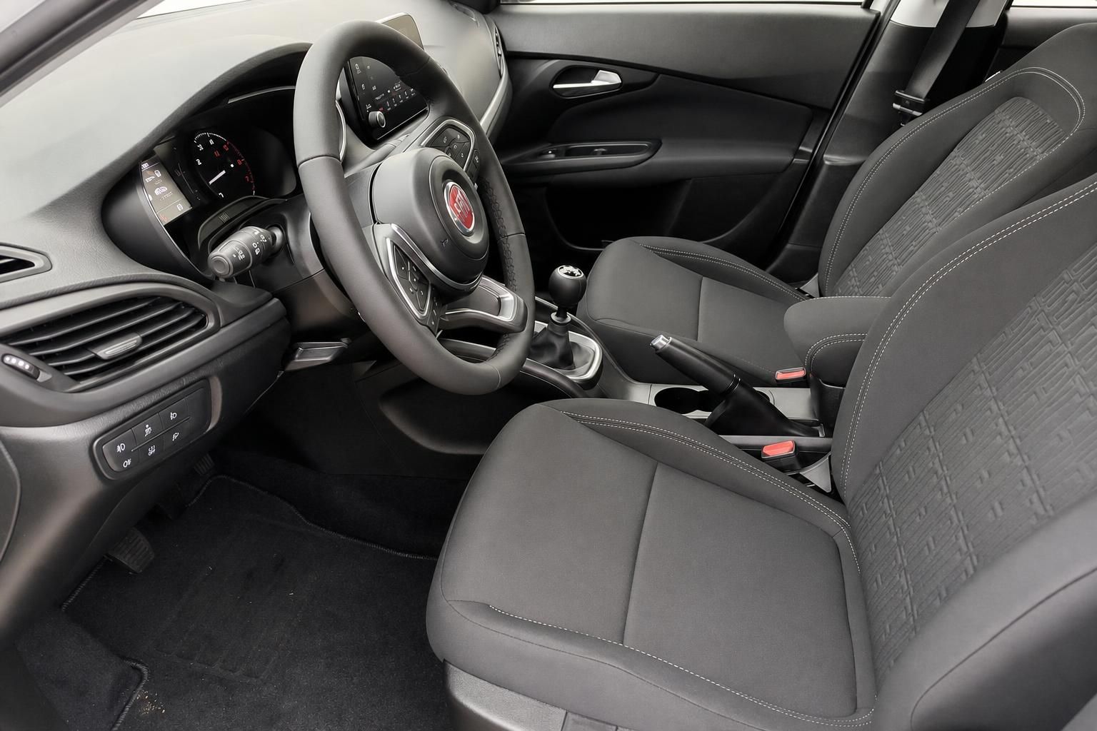 Fiat Tipo Innenraum: Vordersitze, Lenkrad und Schaltung im Detail
