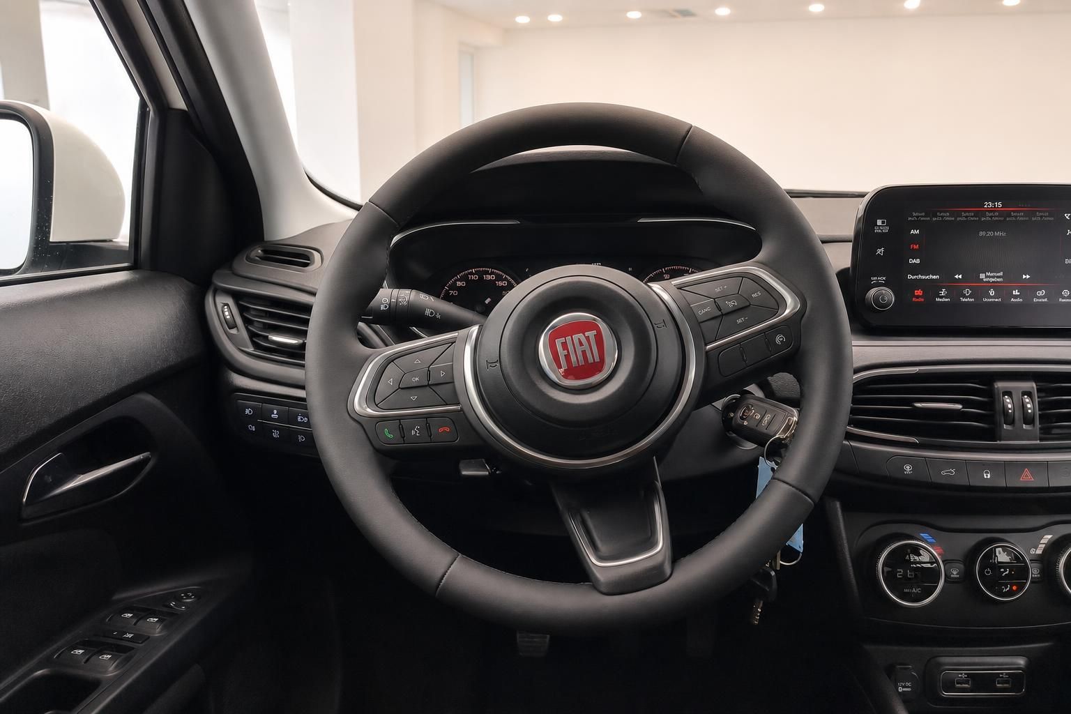 Fiat Lenkrad mit Multifunktionstasten und Cockpit im Detail